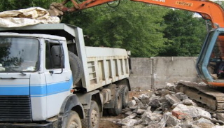 Вывоз строительного мусора с участка в Волхове недорого от 1583 руб. | ГОСТСТРОЙ